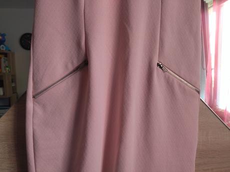 Ľahké bledo ružové šaty, 38