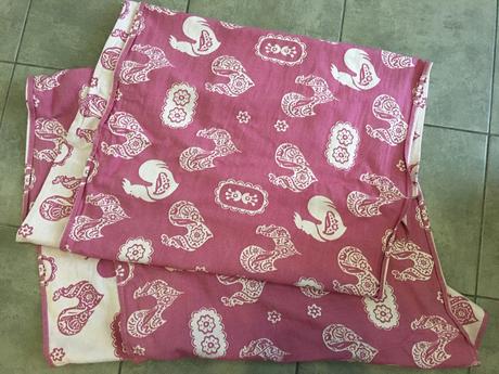 Nosiaca šatka - malinové kohútiky 5, sestrice