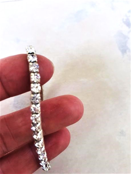 Štrasový náramok,