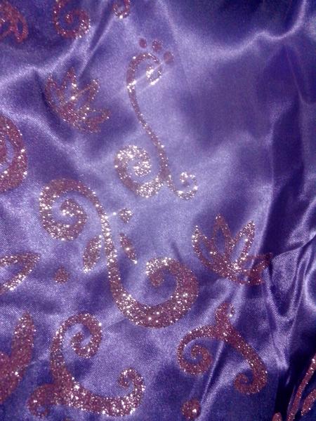 Ako zafixovať trblietky na detských šatách?