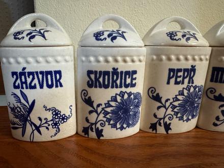 Porcelán cibuľák,