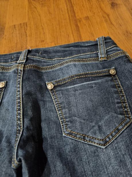 Tmavé elastické rifle, 32