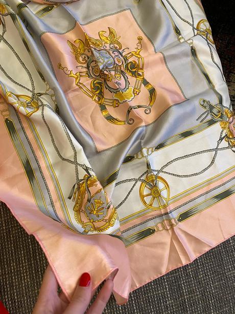 Bledoruzova vzorovana šatka, 