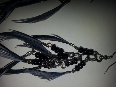 Nausnice s malymi modrymi pierkami, 