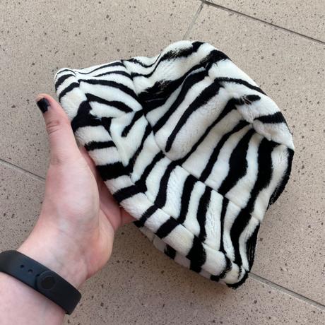 Zebrovaný klobúk so srsťou,