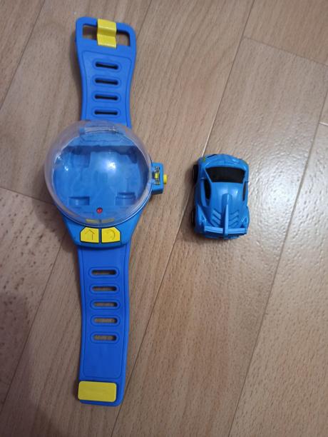 Mini autíčko na diaľkové ovládanie v hodinkách,