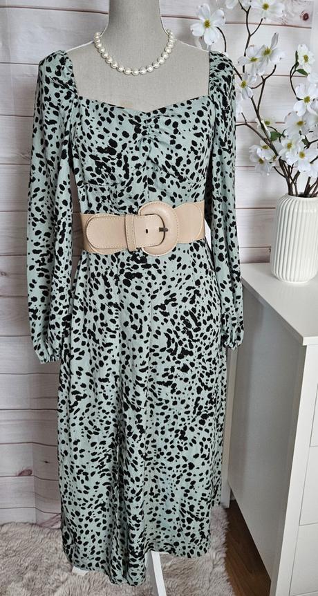 Pekné lahulinké šaty, 