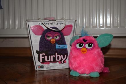 Hračka furby,