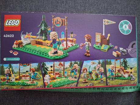 Lego lukostreľba na dobrodružnom tábore,