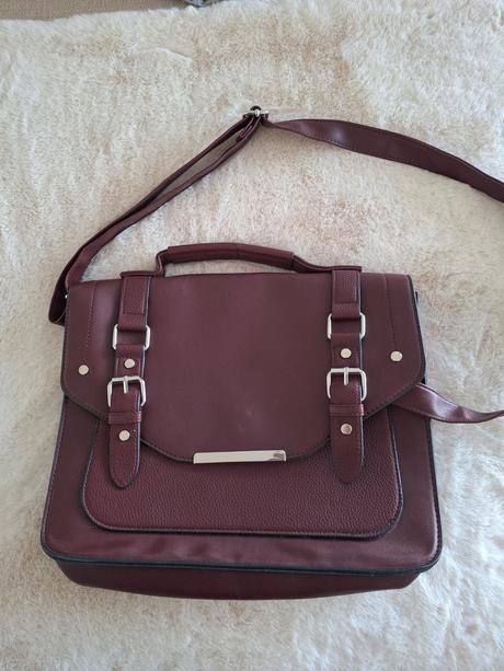 Bordová kabelka, house