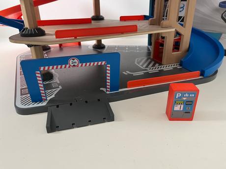 Drevená parkovacia garáž, 