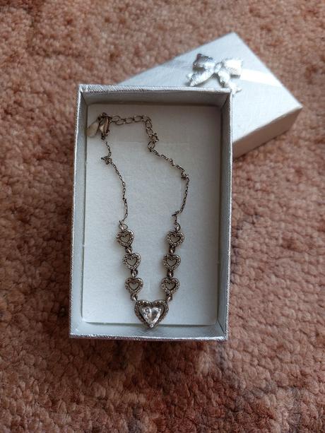 Strieborný náramok so sriečkami,