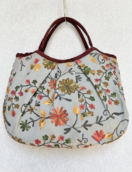 Vyšívaná taška,