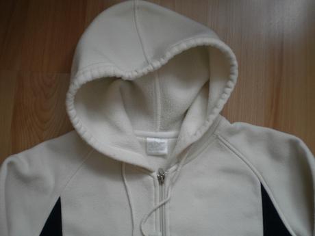 Sveter s kapucnou, 128