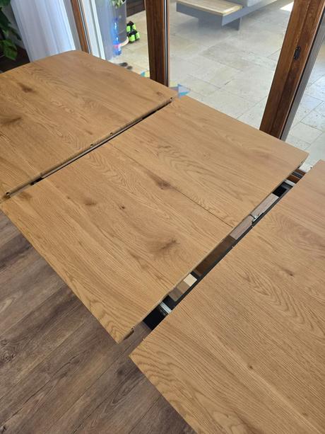 Rozkladací stôl + 5 sivých a 1 ružová stolička, 