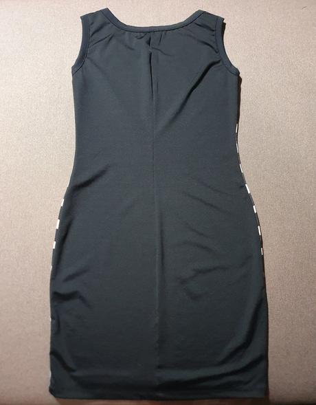 Vypasované šaty, m