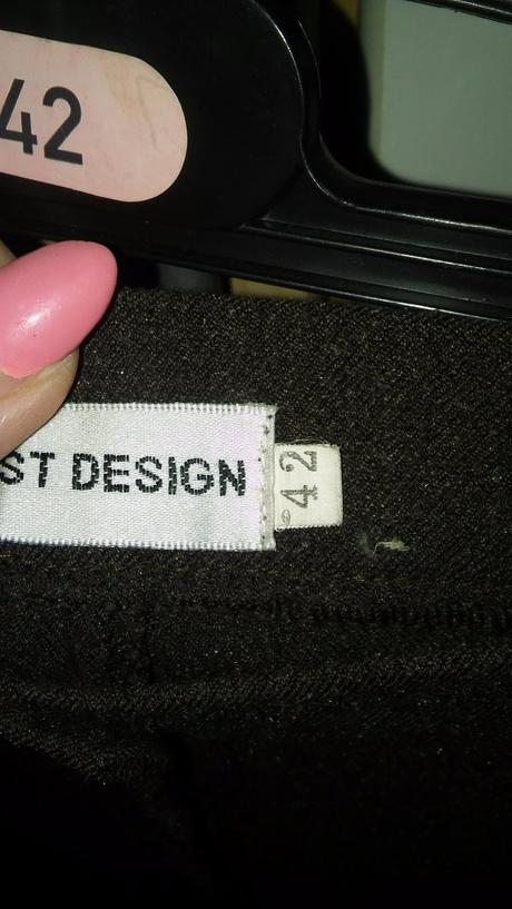 Tristvrtove nohavice, 42