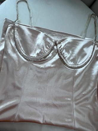 Satenove šaty s kamienkami, s