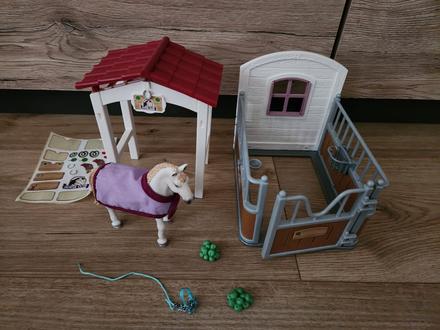 Schleich stajňa s prístreškom, koňom a doplnkami, 