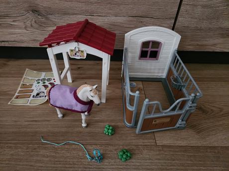 Schleich stajňa s prístreškom, koňom a doplnkami, 