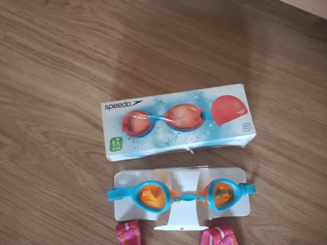 Nenosené plavky a plavecké okuliare speedo, 152