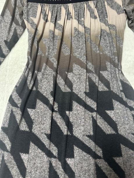 Pekné vzorované šaty s vreckami zn. magenta, l / m