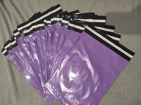 Fialové plastové obálky,