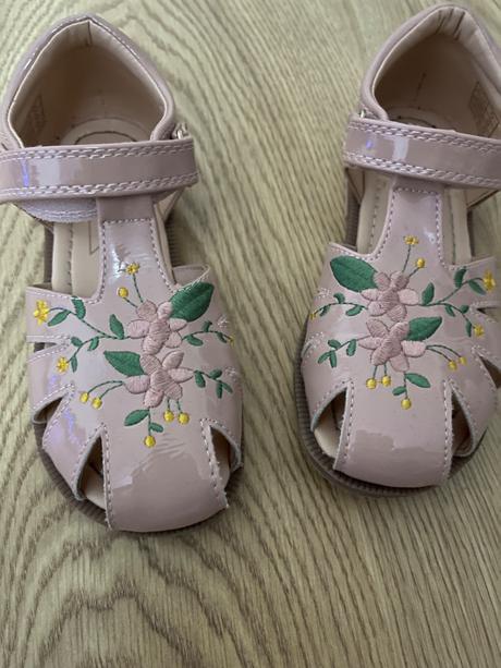 Krásne lakované sandálky., 27