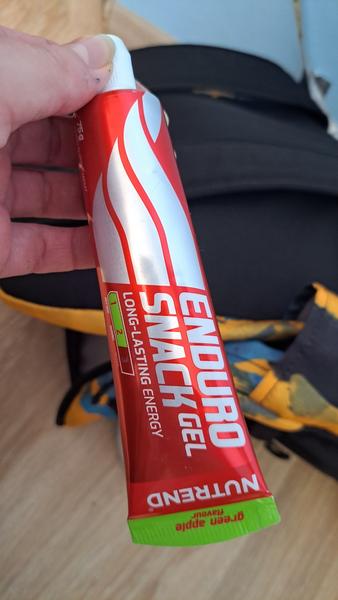 Je vhodné, aby 14-ročný športovec konzumoval proteínové tyčinky a doplnky?