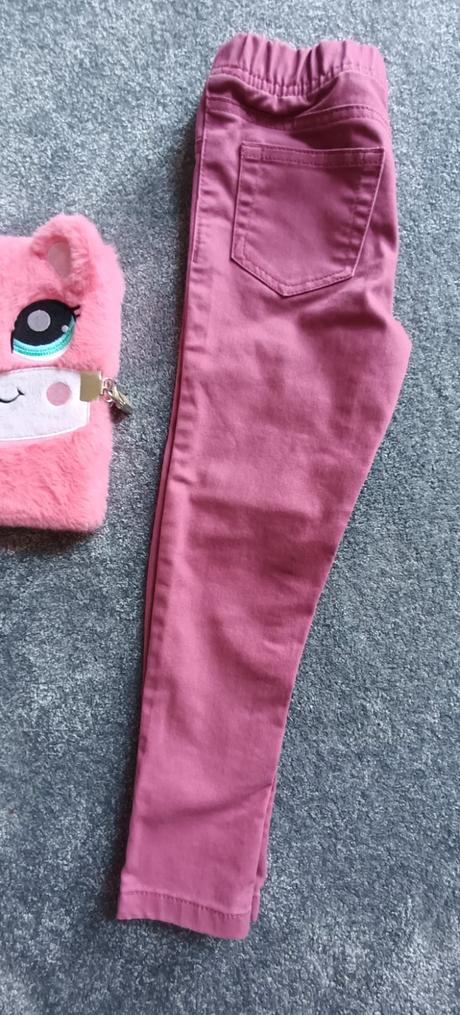 Nohavice plus dve tričká, 110