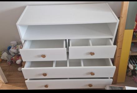 Komoda s prebalovacim pultom a skrina,