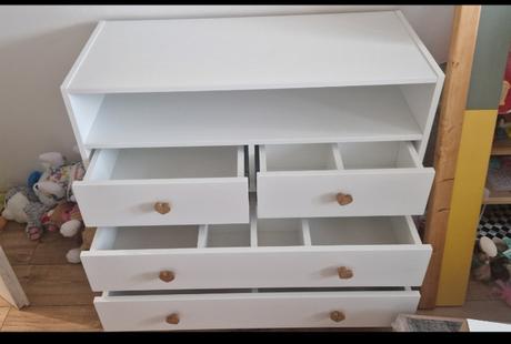 Komoda s prebalovacim pultom a skrina,