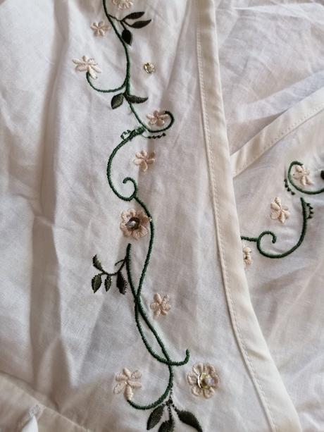 Biela bluzka s vysivkou, 40