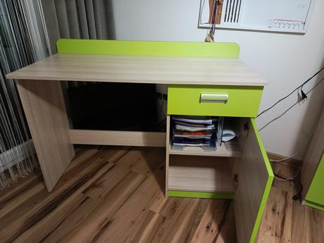 Písací stolík a polica, 