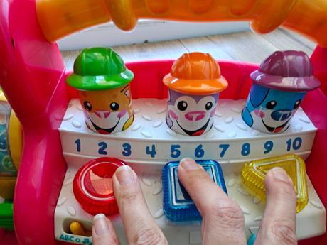 Fisher price hračka v maďarčine,