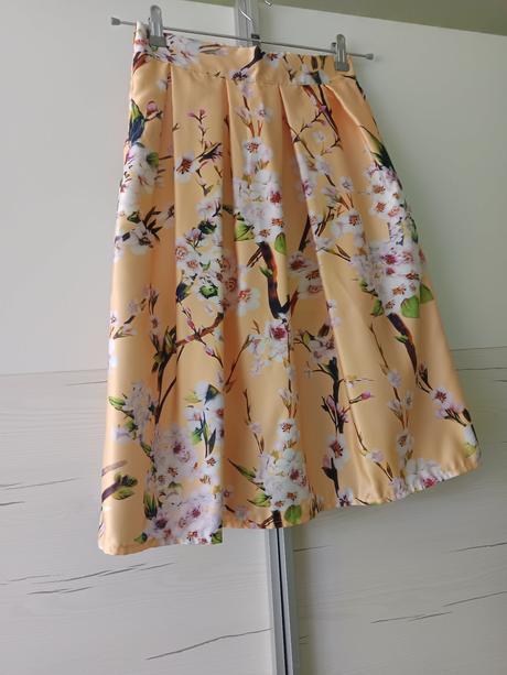 Žiarivá žltá kvetinová suknička, s