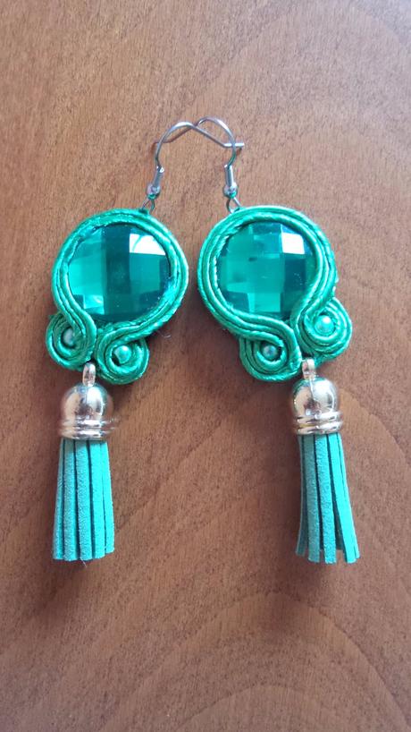 Handmade šité náušnice so strapcami,