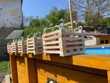 Drevený závesný kvetináč, 