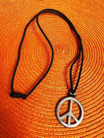 Náhrdelník na koženej šnúrke peace,