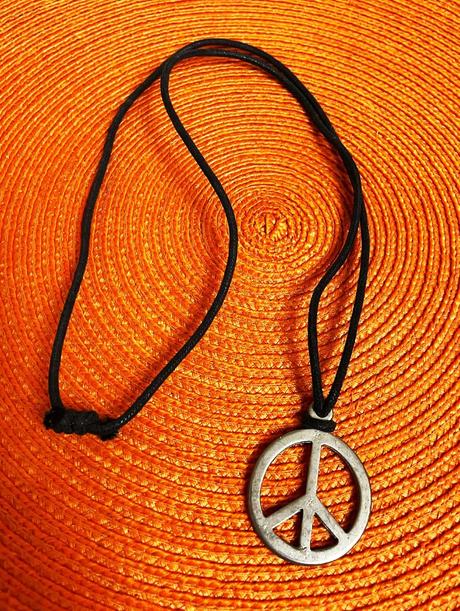 Náhrdelník na koženej šnúrke peace,
