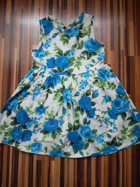 Kvetované šaty, 104