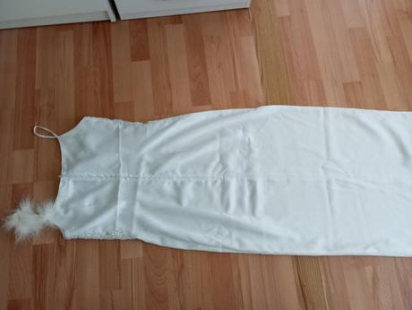 Biele saténové šaty, 38