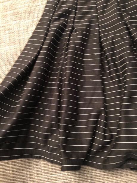 Čierna sukňa s bočným razporkom, veľkosť 36, 36