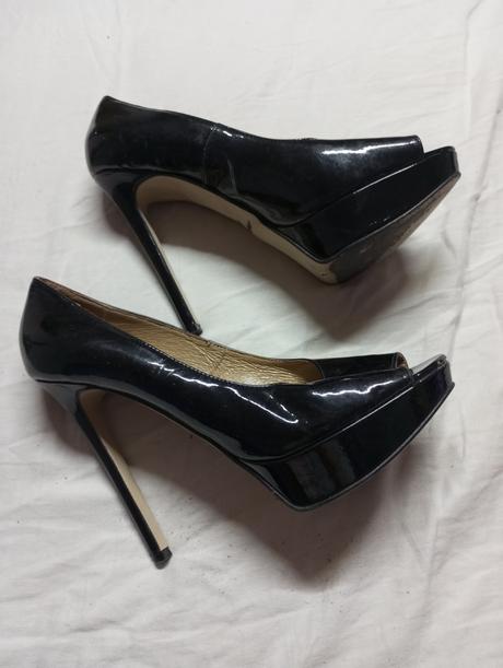 Čierne lodičky, 39