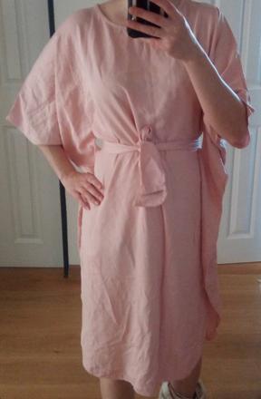 Bledoružové šaty, univelkosť, 