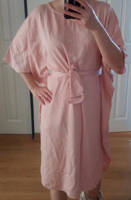 Bledoružové šaty, univelkosť,