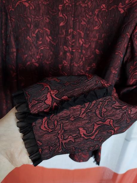 Karmínové sako, 40