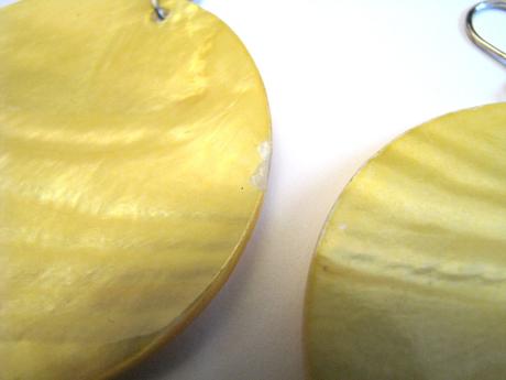 Veľké žlté perleťové náušnice,