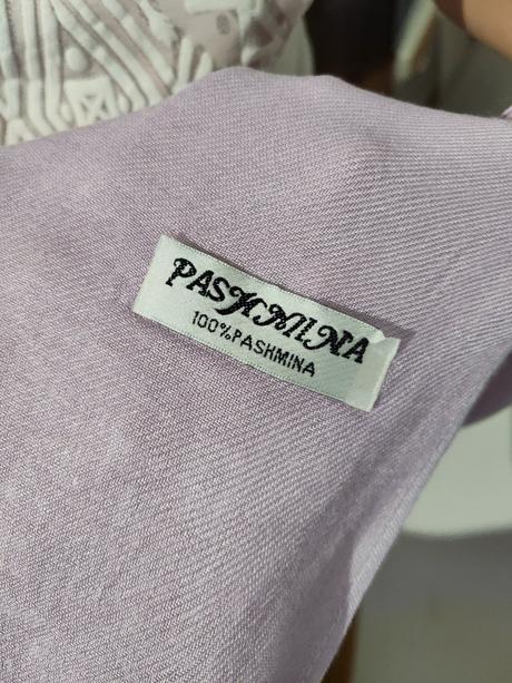 Lilavý šál pashmina, 