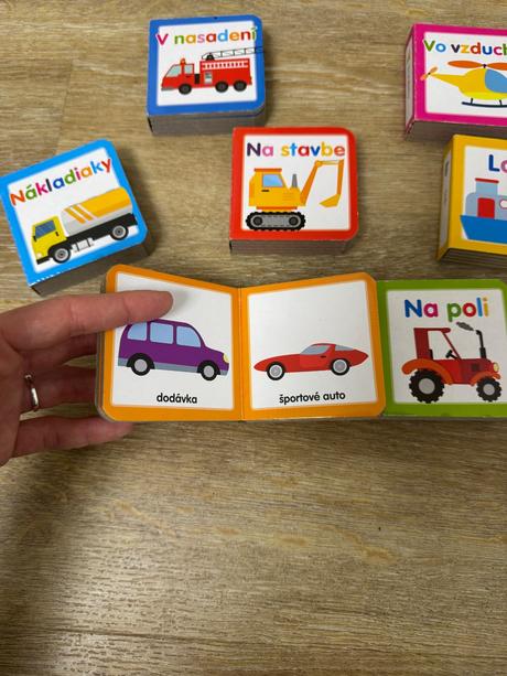 Knižky vo vežičke dopravné prostriedky,